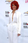 th_148805373_Rihanna2011BillboardMusicAwardsArrival22.5.2011_28_122_174lo.jpg