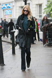 th_85465_celebrity_paradise.com_ClaudiaSchiffer2011_01_11_ontheschoolruninLondonTheElder_7_122_201lo.jpg