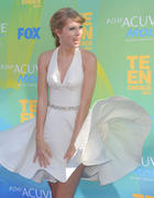 th_872730279_TeenChoiceAwardsGibsonAmphitheatreLosAngelesAugust72011a_122_250lo.jpg