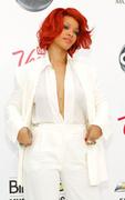 th_119856714_Rihanna2011BillboardMusicAwardsArrival22.5.2011_11_122_509lo.jpg