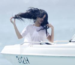 th_380985147_RihannaenjoysafunridewithfriendsonaboatinBarbados_157_122_514lo.jpg
