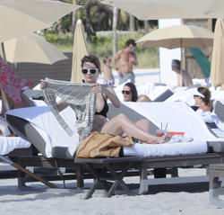 http://img197.imagevenue.com/loc53/th_312410624_Mischa_Barton_Bikini_Candids_on_the_Beach_in_Miami_December_27_2011_183_122_53lo.jpg