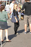 th_47319_Preppie_-_Kristen_Bell_buying_flowers_and_oranges_in_Los_Angeles_-_October_25_2009_328_122_909lo.jpg
