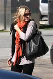 th_44570_Preppie_-_Kristen_Bell_arrives_at_a_studio_for_a_photoshoot_in_Los_Angeles_-_October_22_2009_413_122_979lo.jpg